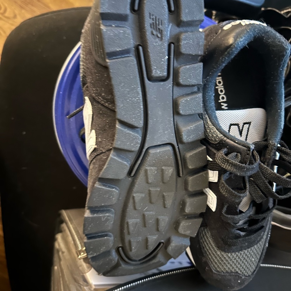Black and White New Balance Men's 7.5/Women's 9